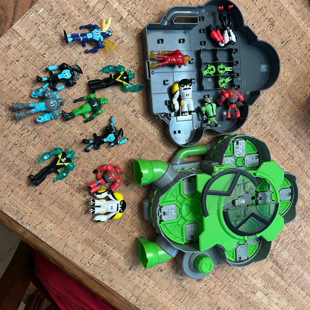 Ben10 Creation Chamber Figures and Playset